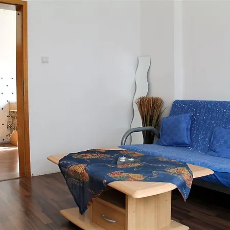 At Friends - - Zu Hause Bei Freunden